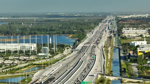 Θέα Από Ψηλά Του Αμερικανικού Αυτοκινητόδρομου Στο Μαϊάμι Φλόριντα Πυκνή — Αρχείο Βίντεο