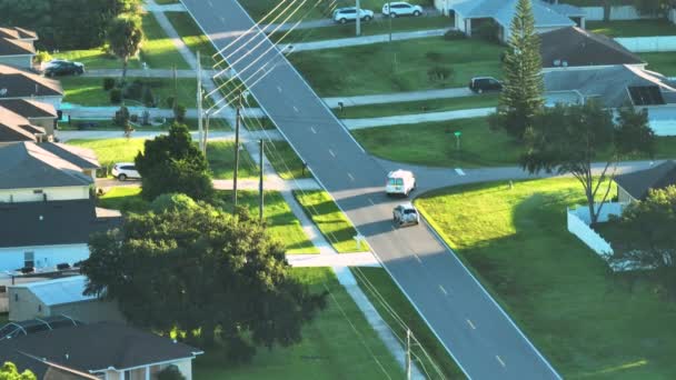 在美国的小镇上 从郊区的街道上可以看到开车的车辆 佛罗里达州郊区景观安静的住宅区有私人住宅 — 图库视频影像