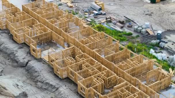 Widok Góry Niedokończonej Ramy Apartamentów Drewnianymi Belkami Dachowymi Budowie Rozwój — Wideo stockowe