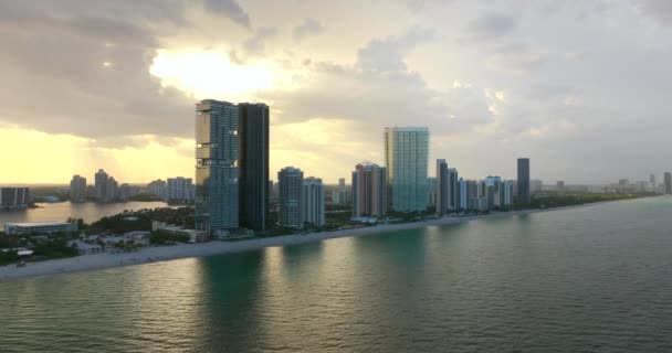 海滨豪华的高层酒店和公寓在大西洋海岸的阳光岛海滩城市 佛罗里达南部的美国旅游基础设施 — 图库视频影像