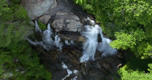 ナンタラ国立森 ノースカロライナ州のホワイトウォーターフォールズ 緑豊かな森の間の岩のボールダーから落ちる明確な水と高い滝の美しい風景 — ストック動画