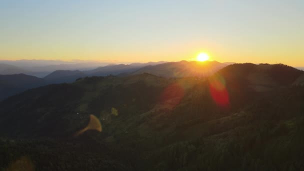 Vista Aérea Del Increíble Paisaje Montañoso Puesta Sol Colores Brillantes — Vídeos de Stock