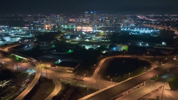 Flygfoto Över Amerikansk Motorvägskorsning Natten Med Snabba Bilar Och Lastbilar — Stockvideo