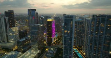 Miami Brickell 'in şehir merkezindeki hava görüntüsü Florida, ABD' de gece. Modern Amerikan megapolis 'indeki yüksek ticari ve meskun gökdelen binaları.