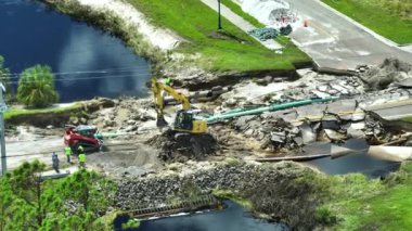 Sel suları asfaltı yıkadıktan sonra nehir tarafından yıkılan hasarlı yol köprüsünün hava görüntüsü. Yıkılmış ulaşım altyapısının yeniden inşası.
