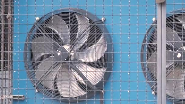 Unità Compressore Aria Climatizzatore Edifici Industriali Con Ventilatori Rotanti Radiatori — Video Stock