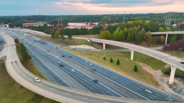 Hızlı araba ve kamyonlarla Amerikan otoyolu kavşağı. ABD ulaşım altyapısının üstünden görüntüle.