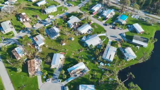 Άσχημα Κατεστραμμένα Κινητά Σπίτια Μετά Τον Τυφώνα Στην Κατοικημένη Περιοχή — Αρχείο Βίντεο