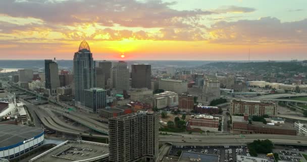 Cincinnati Ohio Stadsarkitektur Centrum Vid Solnedgången Panoramautsikt Över Affärsdistrikt Skyline — Stockvideo