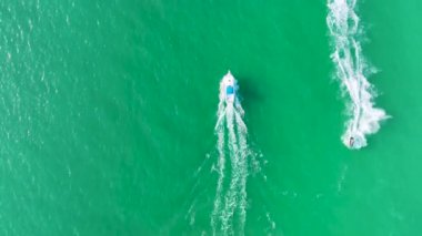 Dalgalanan su yüzeyi ile okyanus dalgaları üzerinde hızla yol alan sürat teknesi. Yelkenli Florida 'da okyanusta hareket ediyor..