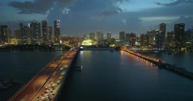 Trafik kazaları gece Miami, Florida 'daki karayolu köprüsünde yavaşlamaya neden oldu.