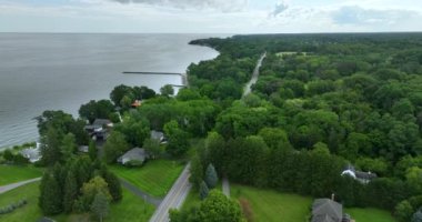 Rochester, New York kırsal kesimindeki Ontario Gölü kıyısında iki katlı yerleşim evleri. Amerikan banliyölerinde emlak gelişimine örnek olarak Amerikan rüya evleri.