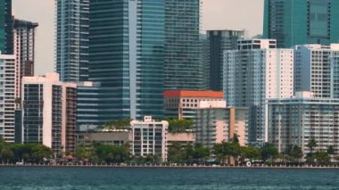 Florida, ABD 'de Miami Brickell şehir merkezi manzarası. Modern Amerikan megapolis 'inde yüksek gökdelen binaları olan gökyüzü çizgisi.