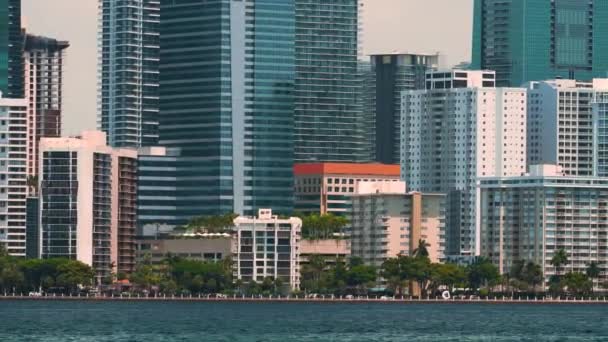 アメリカ合衆国フロリダ州マイアミ ブリックルのダウンタウン地区の都市景観 現代のアメリカのメガポリスにある高層ビルとスカイライン — ストック動画