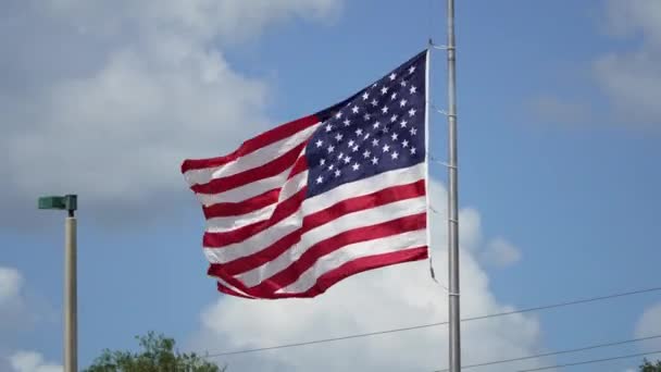 Αμερικανική Εθνική Σημαία Κυματίζει Στον Άνεμο Ενάντια Στον Γαλάζιο Ουρανό — Αρχείο Βίντεο