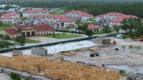 从上面看正在建造的带有木制房梁的未完工公寓框架 美国郊区住宅的开发 美国的房地产市场 — 图库视频影像