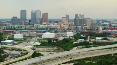Tampa, Florida 'da geniş otoyol manzaralı hızlı sürüş arabaları var. ABD ulaştırma altyapı kavramı.