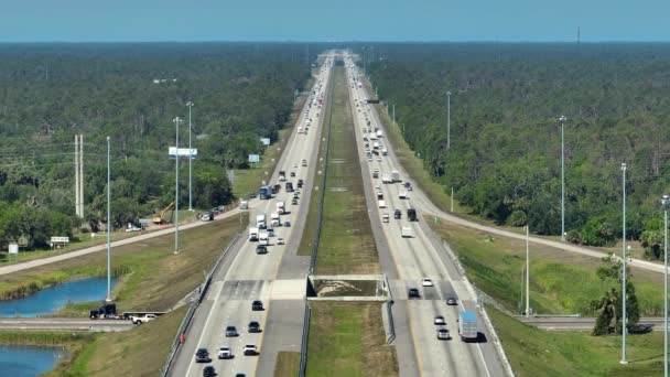 フロリダの広いハイウェイの眺めの上に ラッシュアワー中に高速運転車があります アメリカの交通インフラコンセプト — ストック動画