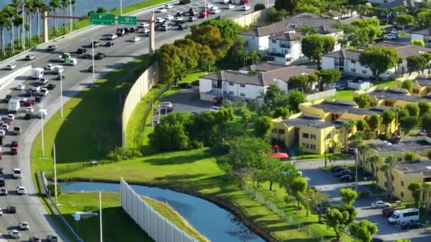 从空中俯瞰佛罗里达州高速公路交叉口附近的美国公寓楼 新的家庭公寓作为美国郊区住房开发的范例 — 图库视频影像