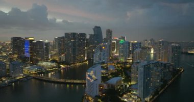 Miami Brickell 'in şehir merkezindeki hava görüntüsü Florida, ABD' de gece. Modern Amerikan megapolis 'indeki yüksek rıhtım ve yerleşim binaları.