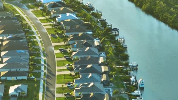佛罗里达州西南部岛屿小镇上昂贵住宅的空中景观 美国梦中的住宅是美国郊区房地产开发的典范 — 图库视频影像