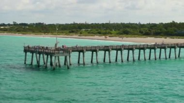 Birçok turistin Venedik 'teki balıkçı iskelesinde tatilin tadını çıkardığı hava manzarası. Deniz kenarındaki yaz etkinlikleri.