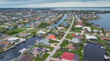 Kırsal ABD banliyölerindeki Amerikan rıhtım evleri. Florida 'nın güneybatısındaki küçük bir kasabadaki büyük yerleşim yerlerinin görüntüsü..