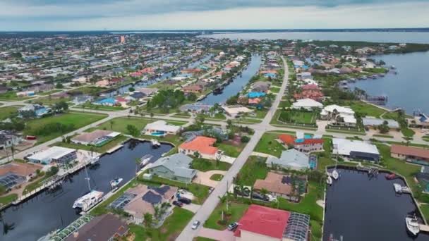 美国郊区的海滨别墅 从上方俯瞰佛罗里达州西南部岛屿小镇上的大型住宅 — 图库视频影像