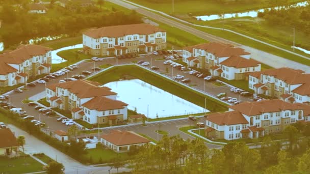 Florida Banliyö Bölgesinde Apartman Daireleri Sakin Bir Mahallede Aile Evleri — Stok video