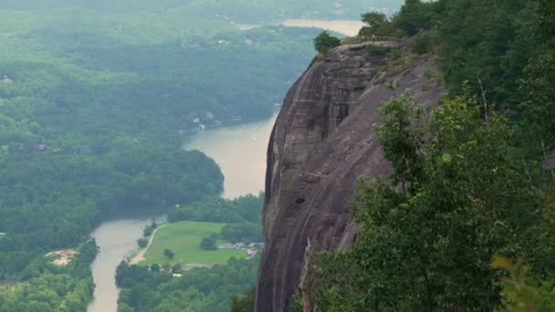 北卡罗莱纳州Chimney Rock州立公园 惊叹号点远足俯瞰陡峭的悬崖和远处的淡水湖 美国旅游目的地 — 图库视频影像