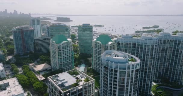 Edifícios Arranha Céus Concreto Vidro Bairro Coconut Grove Miami Flórida — Vídeo de Stock