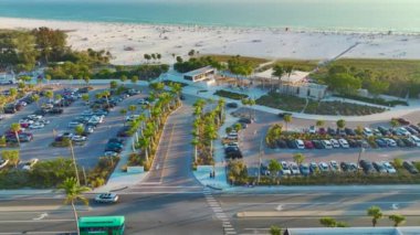 Gün batımında ABD 'nin Sarasota kentindeki ünlü Siesta Key plajının önünde turistler için park yeri. Sıcak Florida 'da popüler bir tatil yeri.