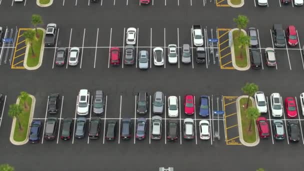 Parkoviště Mnoha Zaparkovaných Aut Velké Parkoviště Supercentru Nákupního Centra Liniemi — Stock video