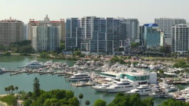 Florida 'daki Sarasota City, ABD' nin Florida, ABD 'de şehir merkezindeki Sarasota Körfezi' nde lüks yatları var. Modern Amerikan megapolis 'indeki yüksek yerleşim yerleri..