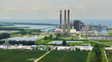 Tampa, Florida yakınlarındaki Apollo Sahili 'ndeki Big Bend Elektrik İstasyonundaki güneş fotovoltaik panelleri. Elektrik enerjisi üretimi için fosilden sürdürülebilir yakıta geçiş.