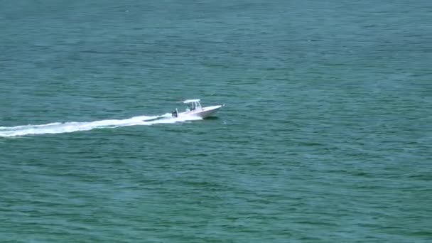 Μικρό Μηχανοκίνητο Σκάφος Που Πλέει Γρήγορα Στα Κύματα Του Ωκεανού — Αρχείο Βίντεο
