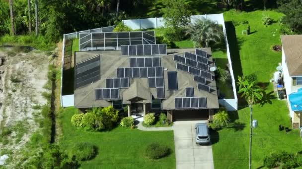 Standardowy Amerykański Dom Mieszkalny Dachem Pokrytym Panelami Fotowoltaicznymi Produkcji Czystej — Wideo stockowe