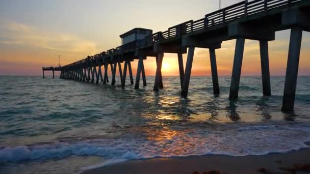 Zonsondergang Landschap Venetië Vissteiger Florida Oceaan Branding Golven Crashen Zandstrand — Stockvideo