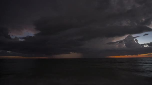Временной Ландшафт Темно Зловещего Ливня Молнией Громом Над Морскими Волнами — стоковое видео