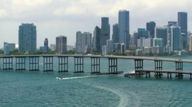 Florida 'nın Miami Brickell şehrinin şehir merkezi. Köprüden arabalar geçiyor. Modern Amerikan megapolis 'inde yüksek gökdelen binaları olan gökyüzü çizgisi.