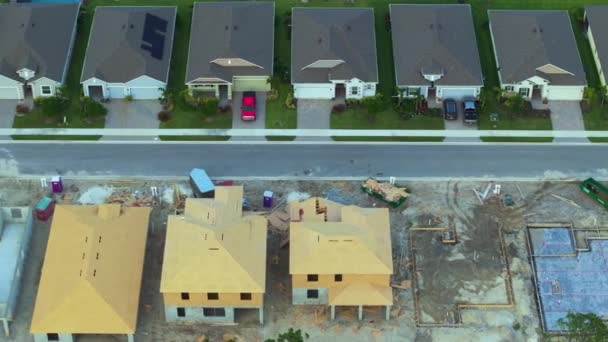 新开发郊区在建木结构房屋的俯视图 美国郊区住宅的开发 美国的房地产市场 — 图库视频影像