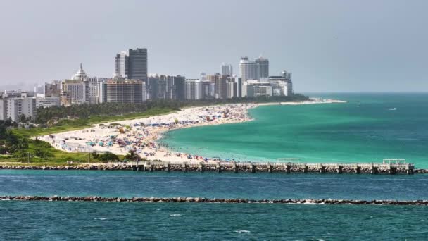 マイアミビーチはフロリダ州南部で人気のバケーションスポットです 砂浜の表面と観光インフラ — ストック動画