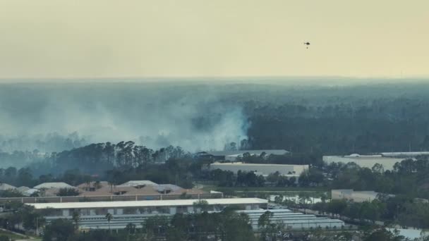 Luchtfoto Van Een Brandweerhelikopter Die Brand Blust North Port City — Stockvideo