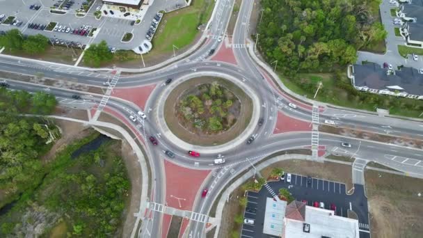 从空中俯瞰美国公路上与行驶中的交通车辆的拐角处 城市环路交通要道 — 图库视频影像