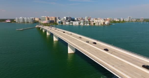 Widok Lotu Ptaka Miasto Sarasota Mostem Ringling Biurowcami Horyzoncie Nieruchomości — Wideo stockowe