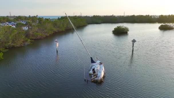 Flygfoto Över Sjunken Segelbåt Grunt Bay Vatten Efter Orkanen Ian — Stockvideo