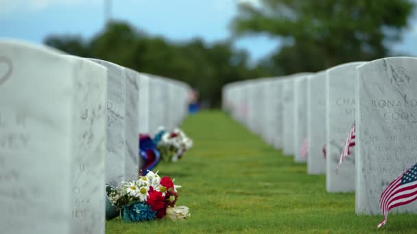Yeşil Çimlerin Üzerinde Beyaz Mezar Taşları Olan Amerikan Askeri Mezarlığı — Stok video