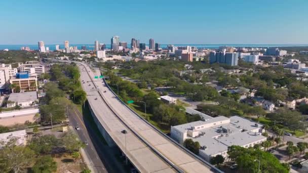 在佛罗里达州圣彼得堡 美国公路转盘与快速驾驶车辆 从上面看美国的交通基础设施 — 图库视频影像