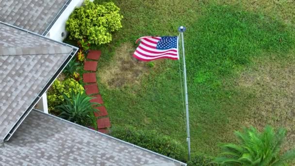 Американский Национальный Флаг Размахивающий Перед Частным Домом Флориды Звезды Полосы — стоковое видео