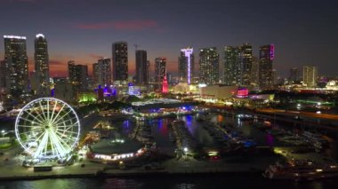 Brickell, şehir finans merkezi. Bayside Pazarı 'ndaki Miami Gözlem Çarkı' nda gece Biscayne Körfezi suyu ve ABD şehir manzarası yansımaları görülüyor..